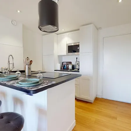 Le Ponton Bleu Vue Face Au Port *