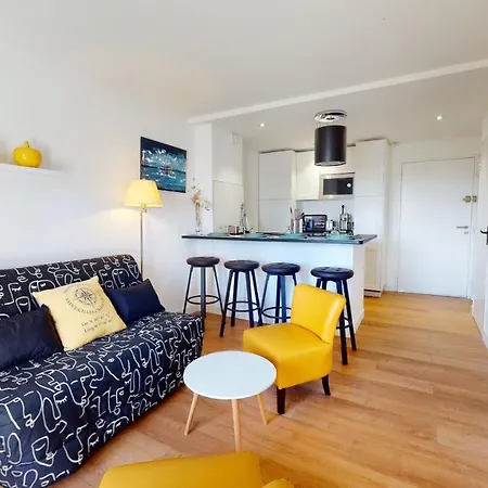 Le Ponton Bleu Vue Face Au Port