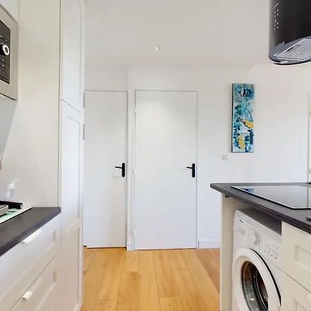 Le Ponton Bleu Vue Face Au Port