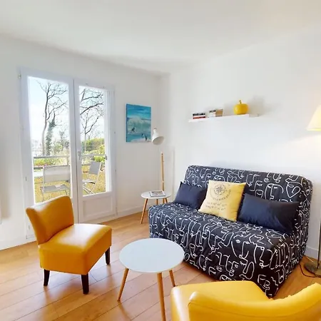 Le Ponton Bleu Vue Face Au Port