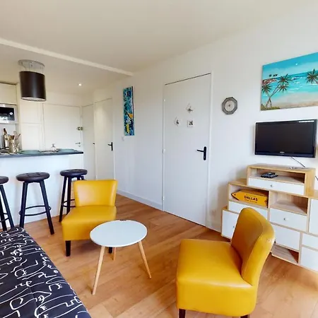 Le Ponton Bleu Vue Face Au Port