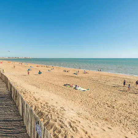 Le Ponton Bleu Vue Face Au Port