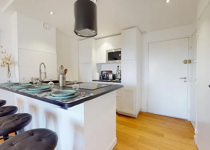 Le Ponton Bleu Vue Face Au Port *