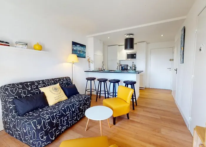 Le Ponton Bleu Vue Face Au Port