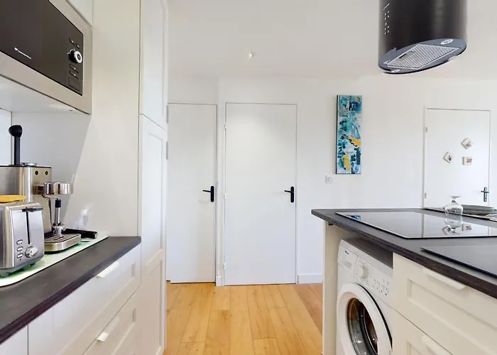 Le Ponton Bleu Vue Face Au Port