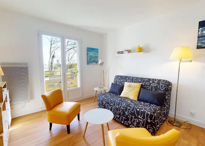 Le Ponton Bleu Vue Face Au Port