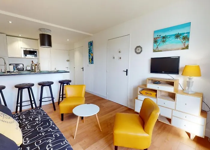 Le Ponton Bleu Vue Face Au Port