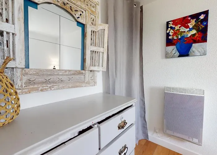 Le Ponton Bleu Vue Face Au Port Saint-Gilles-Croix-de-Vie