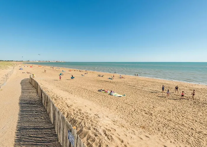 Le Ponton Bleu Vue Face Au Port